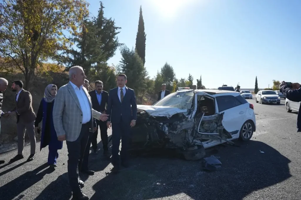 Adıyaman’da Kafa Kafaya Çarpışan Otomobillerde Polis ve Muhtar Yaralandı