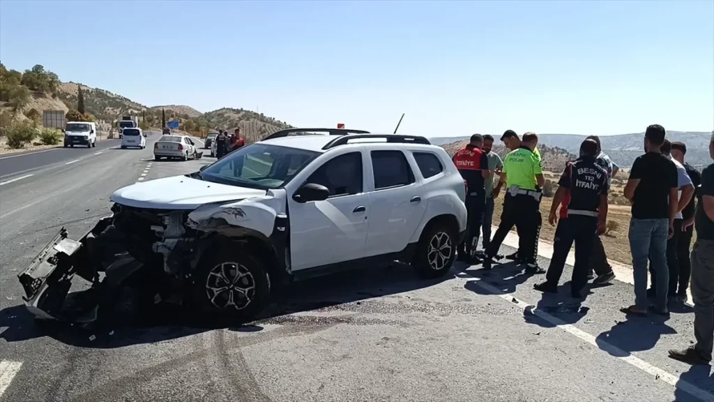 Adıyaman’da 5 Kişi Yaralandı: Otomobil Çarpışması