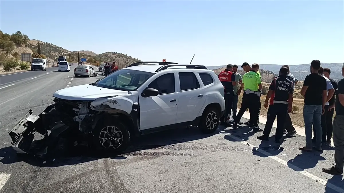 Adıyaman’da 5 Kişi Yaralandı: Otomobil Çarpışması