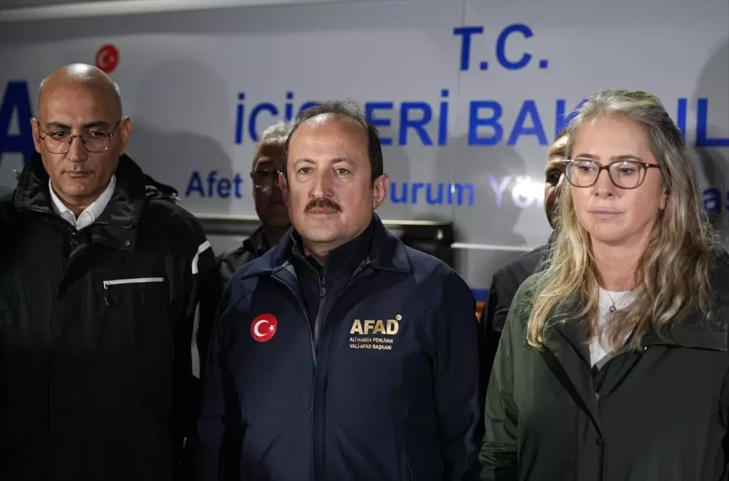 AFAD, Foça’daki Sel Felaketinin Etkilerini Hafifletmek İçin Çalışıyor