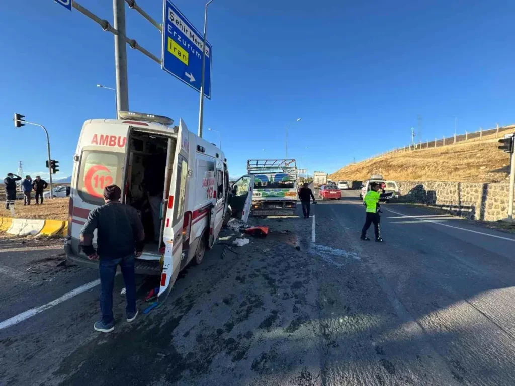 Ağrı’da Ambulans ile Kamyonetin Çarpışması Sonucu 7 Kişi Yaralandı
