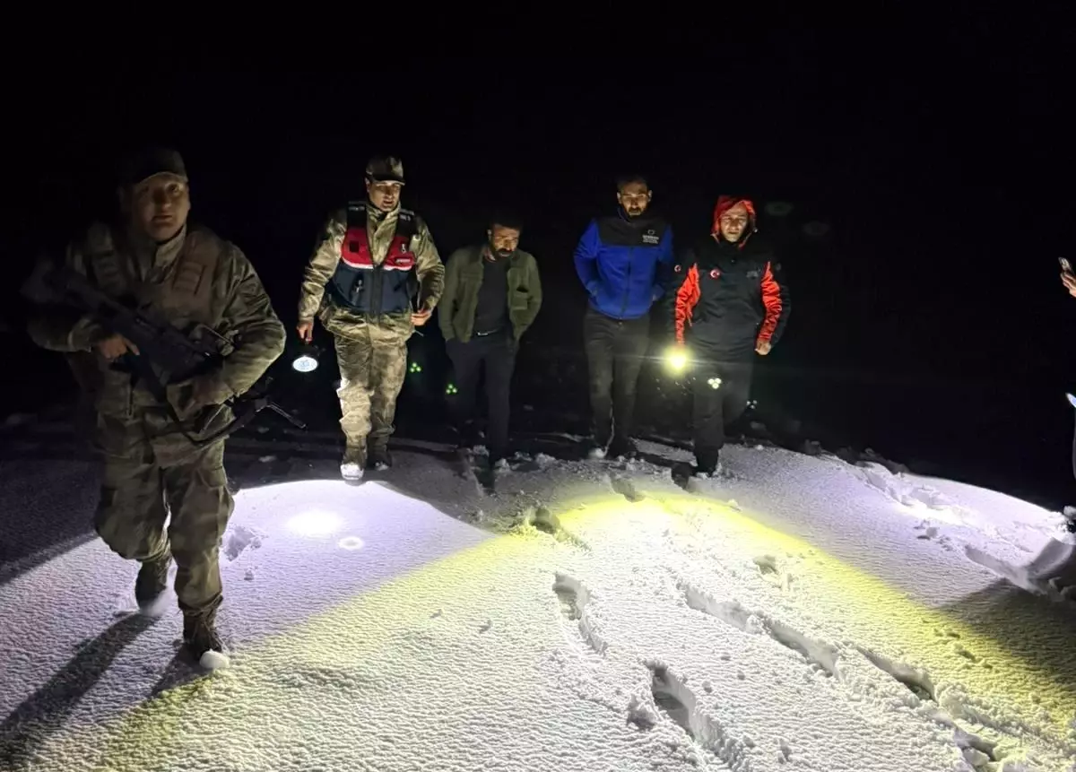 Karda Mahsur Kalan 2 Kişi AFAD Ekiplerince Kurtarıldı