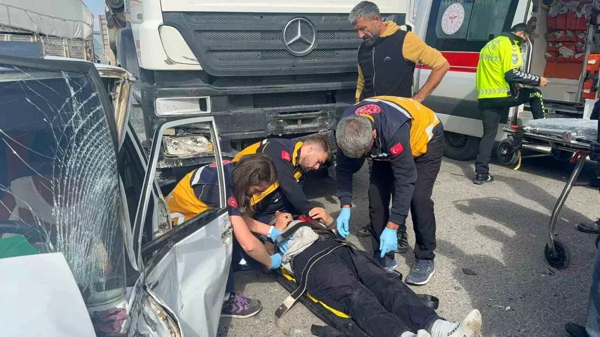 Aksaray’da Otomobil-Tır Çarpışması: Sürücü Ağır Yaralandı