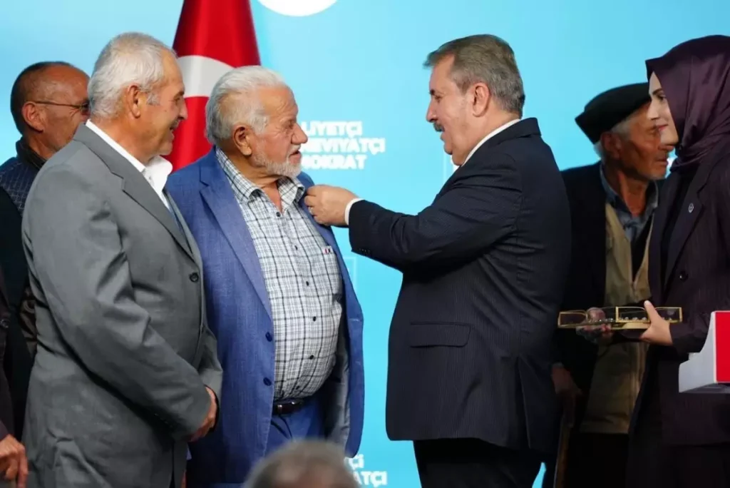 Demirci’de 917 Kişi Büyük Birlik Partisi’ne Katıldı