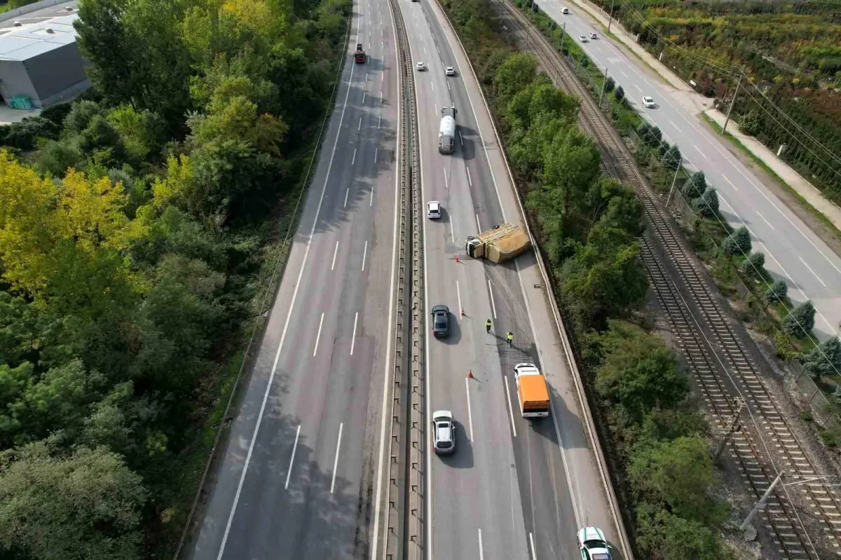 Otoyol Kazası Trafiği Kilitledi