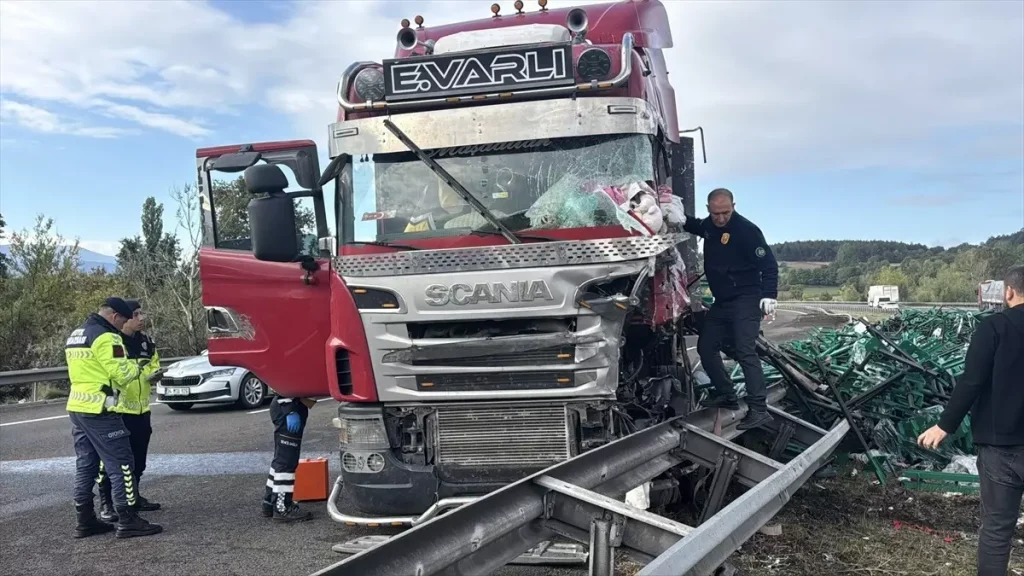 Tırın Bariyere Çarpması Sonucu Sürücü Yaralandı