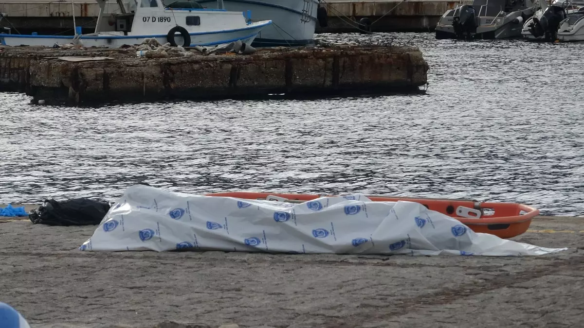 Antalya Sahilinde Erkek Cesedi Bulundu