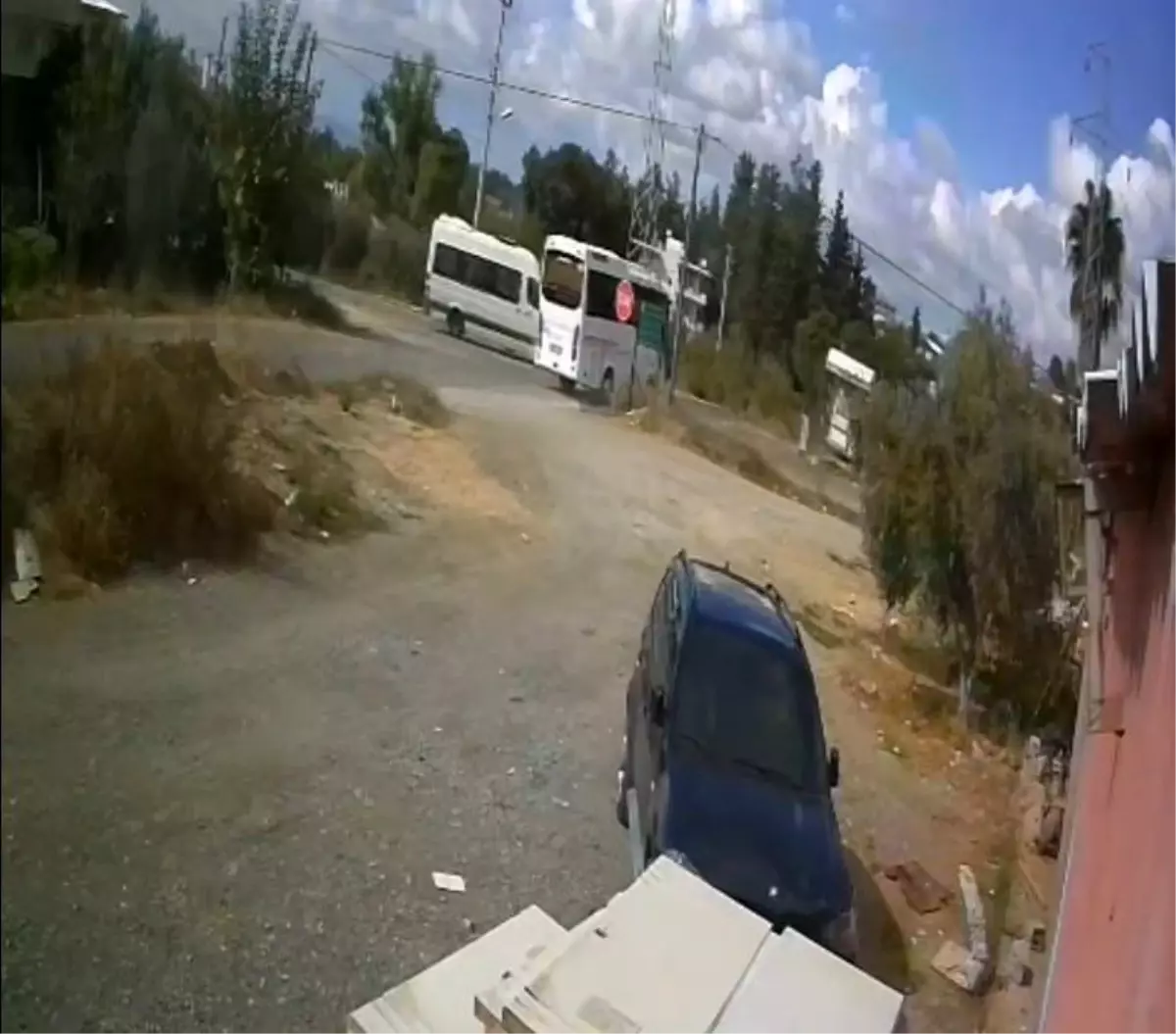 Antalya’da Okul Servisiyle Midibüs Çarpıştı