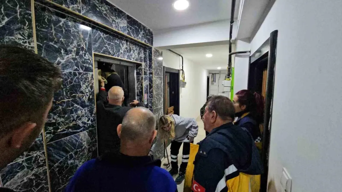 Astım Hastası Vatandaş Asansörden Kurtarıldı