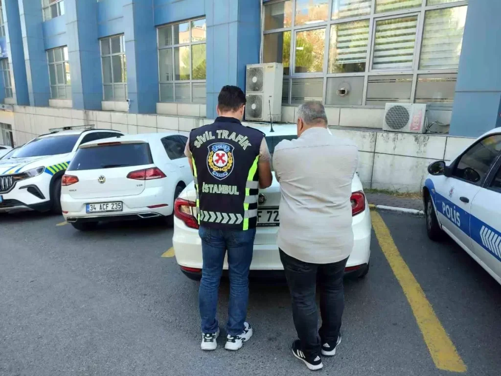 Avcılar’da Sürücü İETT Otobüsünün Önünü Kesti