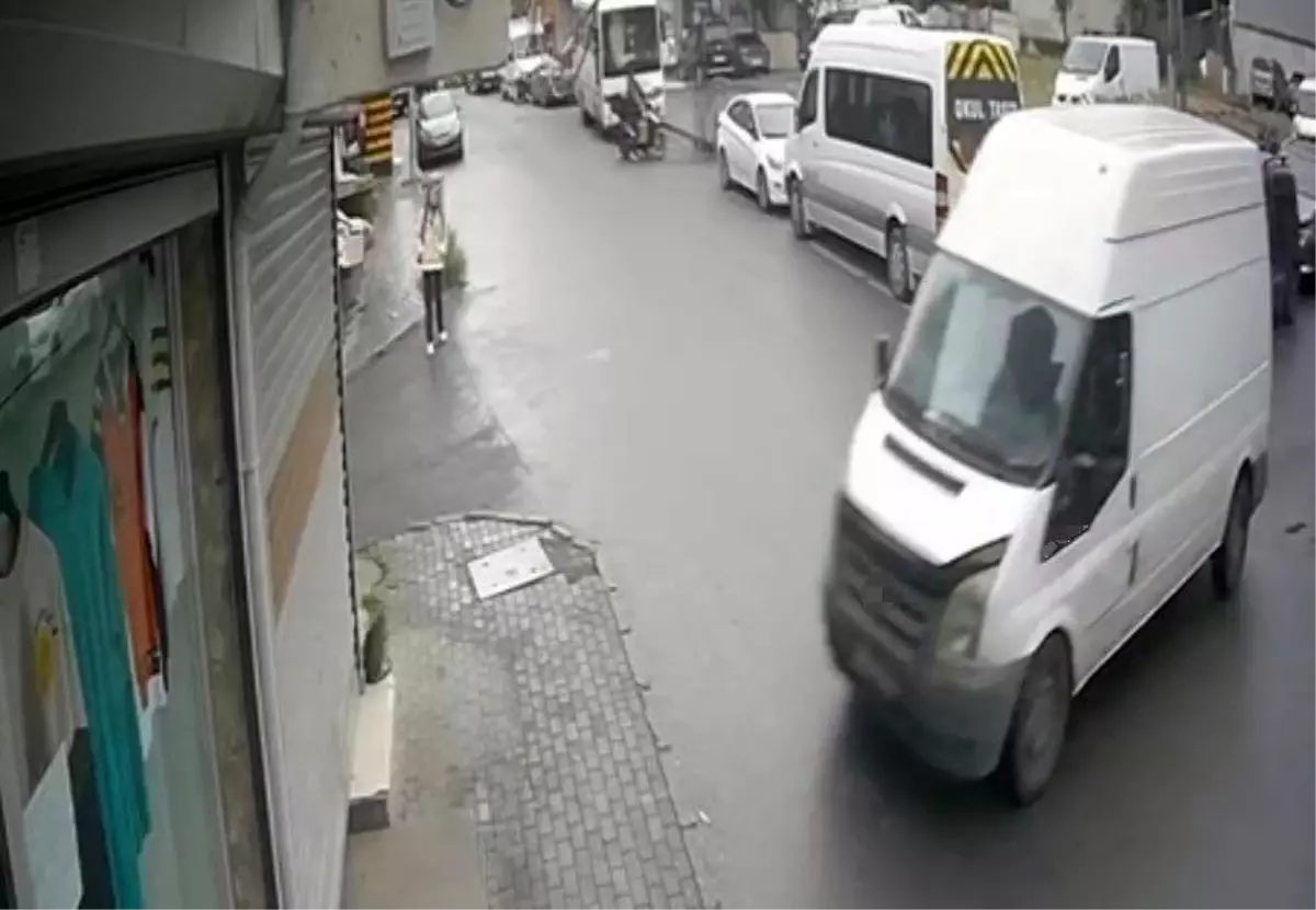 Freni Boşalan Minibüs Dükkana Daldı: Genç Kız Ölümden Kurtuldu
