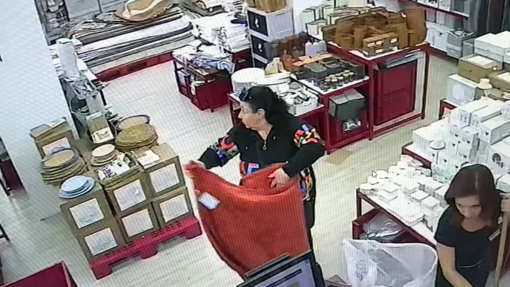 AVCILAR’da Tekstil Mağazasında Cep Telefonu Hırsızlığı