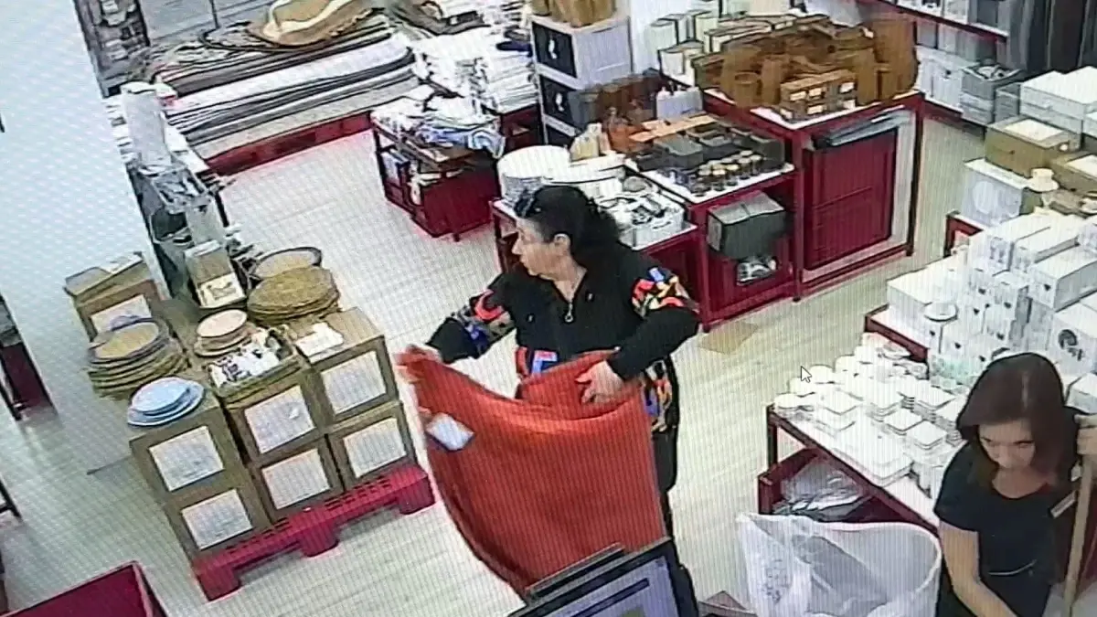 AVCILAR’da Tekstil Mağazasında Cep Telefonu Hırsızlığı
