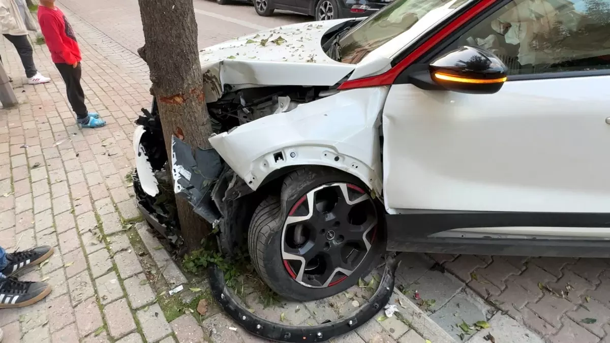 Direksiyon Hakimiyeti Kayboldu: Araç Ağaca Çarptı