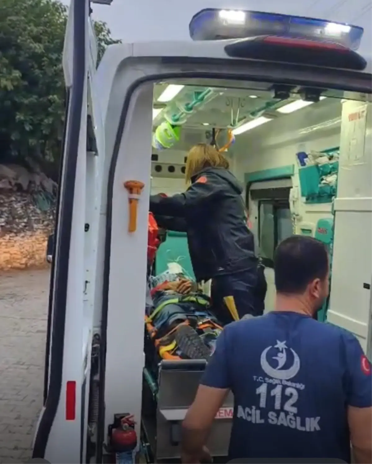 Uçuruma Yuvarlanan Kamyonette 3 Kişi Yaralandı