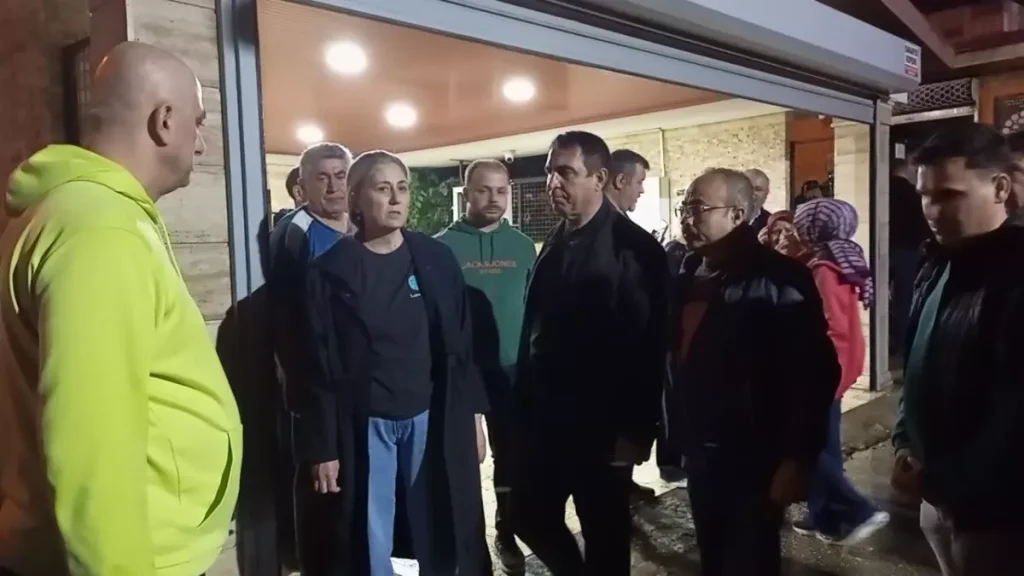 Okul Kantininde Yangın: İtfaiye Görevlisi Dumandan Etkilendi