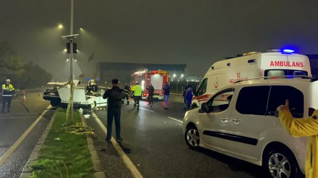 Detaylar Belli Oldu: Otomobil Aydınlatma Direğine Çarptı