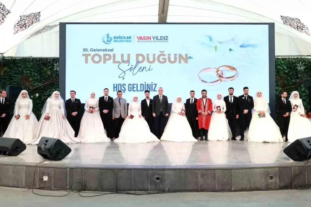 Bağcılar’da 8 Çift Ticaret Bakanı Ömer Bolat’ın Şahitliğinde Evlendi