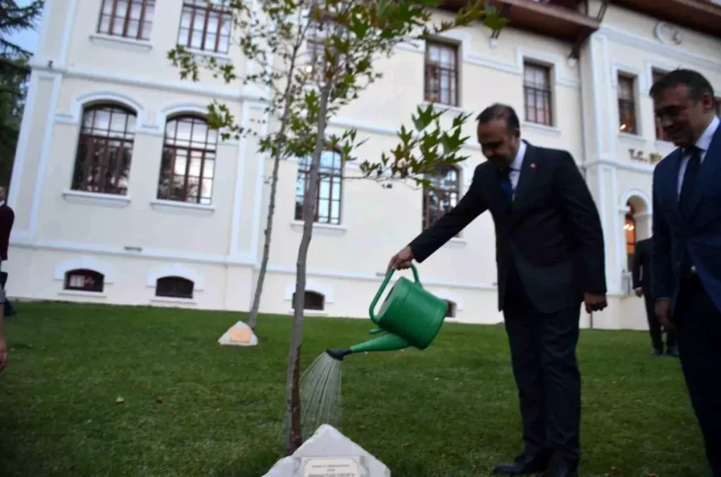 Bakan Kacır, Bilecik Ziyaretinde Çınar Ağacını Suladı