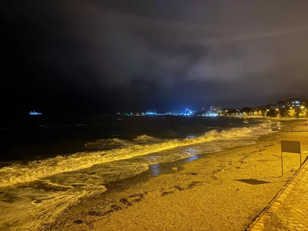 Lodos Balıkesir’de Tekneleri Karaya Sürükledi