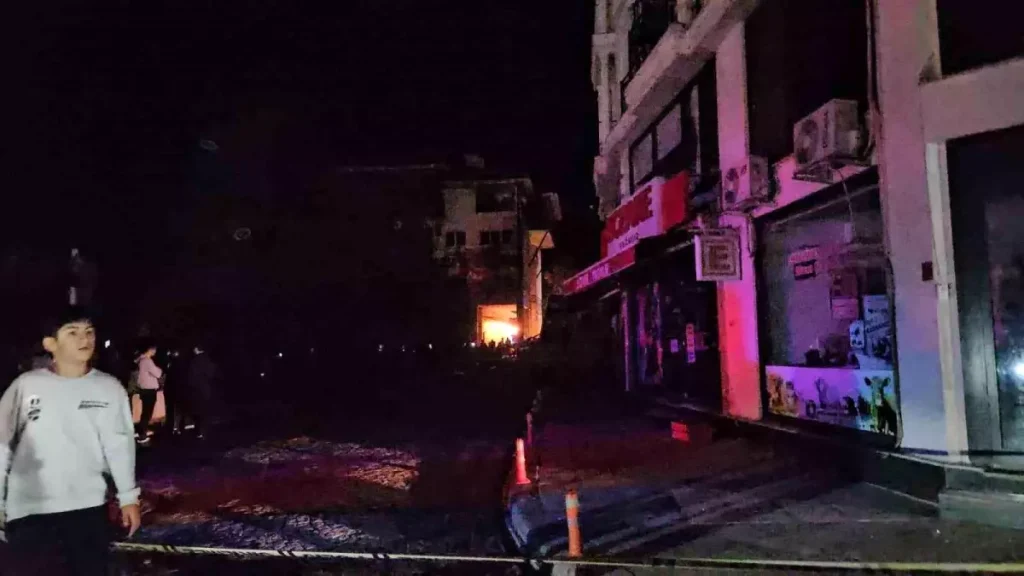 Balıkesir’de 6.1 Büyüklüğünde Deprem: Üç Bina Yıkıldı