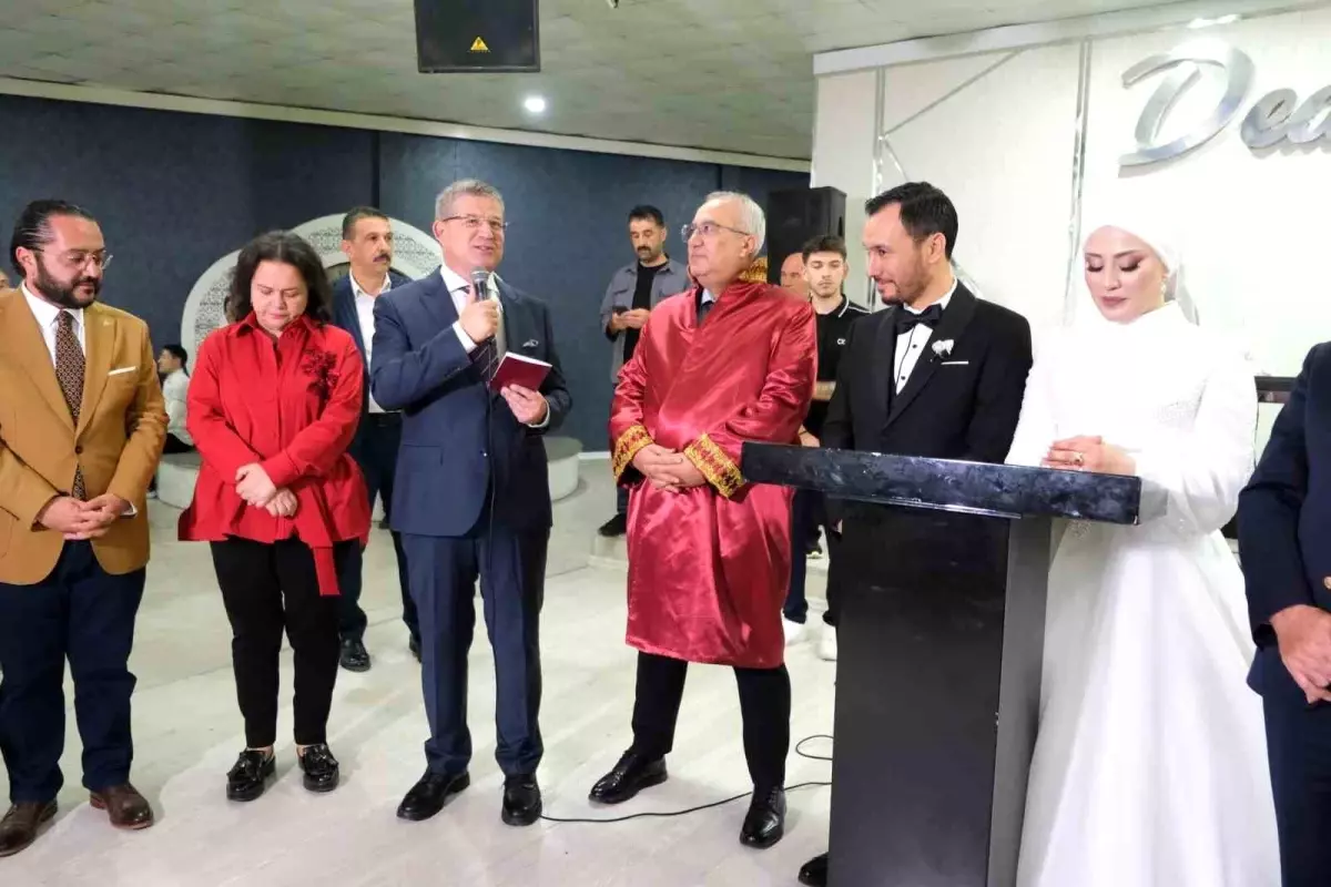 Belediye Başkanı Genç Çiftin Nikahını Kıldı