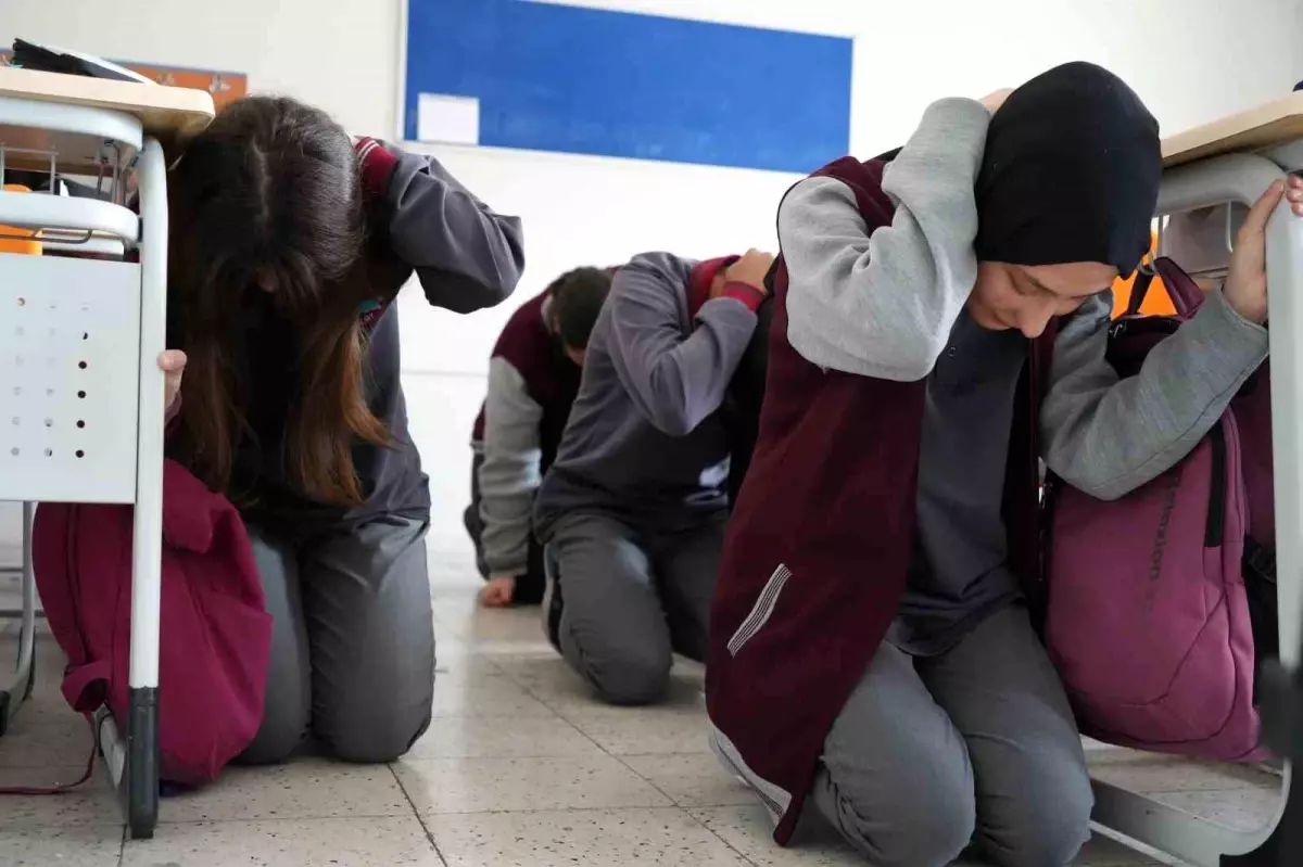 Deprem Tatbikatı Öğrencileri Panikten Kurtardı