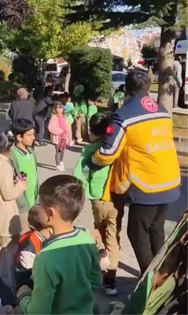 Öğrencileri Taşıyan Belediye Otobüsü Kamyona Çarptı