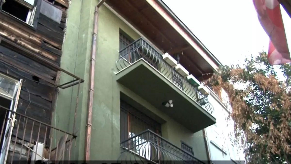 Beşiktaş’ta Ahşap Binada Yangın: Şebnem Bozoklu’nun Evi Etkilendi