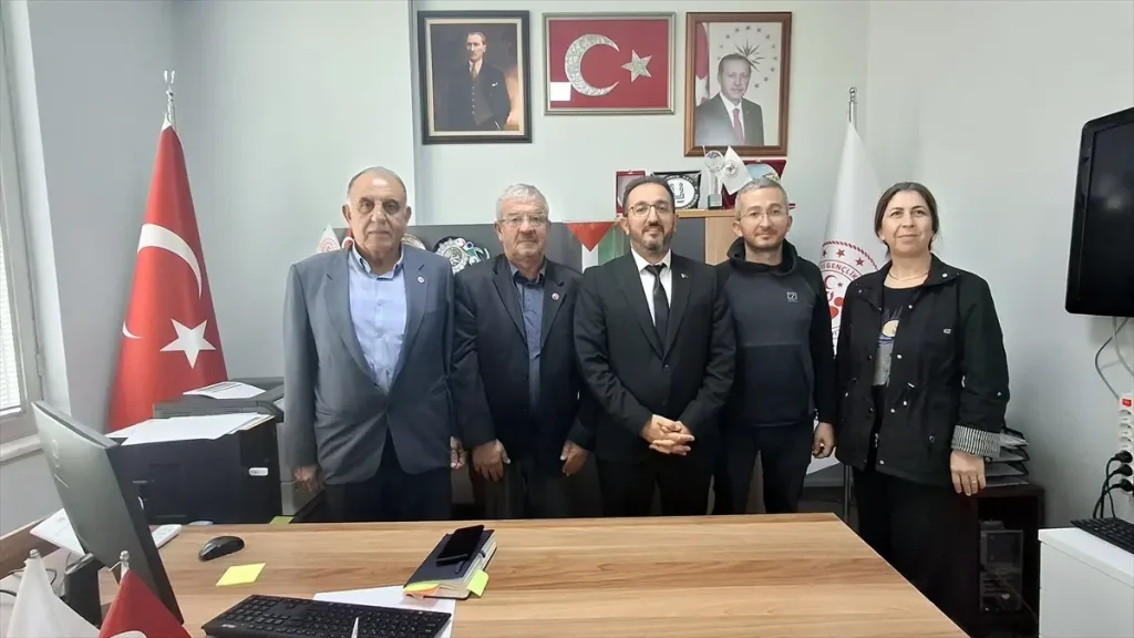 Beypazarı Muhtarlar Derneği Gençlik ve Spor Müdürünü Ziyaret Etti