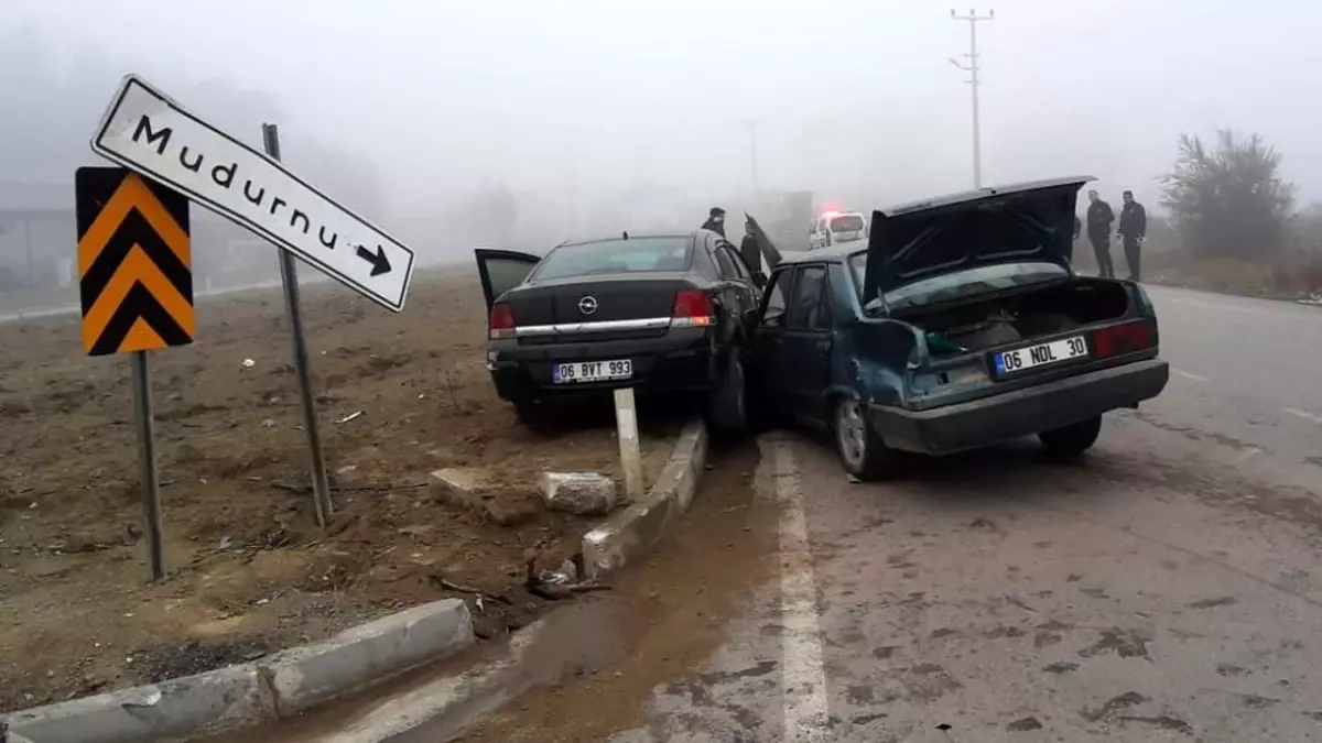 Bolu’da Dönel Kavşakta İki Otomobil Çarpıştı: 4 Yaralı