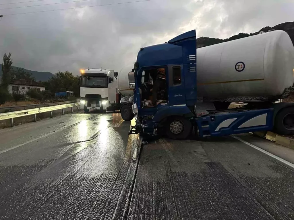 Tırın Makaslanması Yolun Uzun Süre Trafiğe Kapatılmasına Neden Oldu