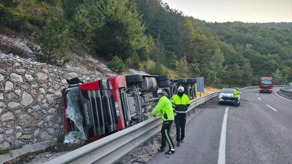 Hayvan Yemi Yüklü Tırın Devrilmesiyle 2 Kişi Ağır Yaralandı