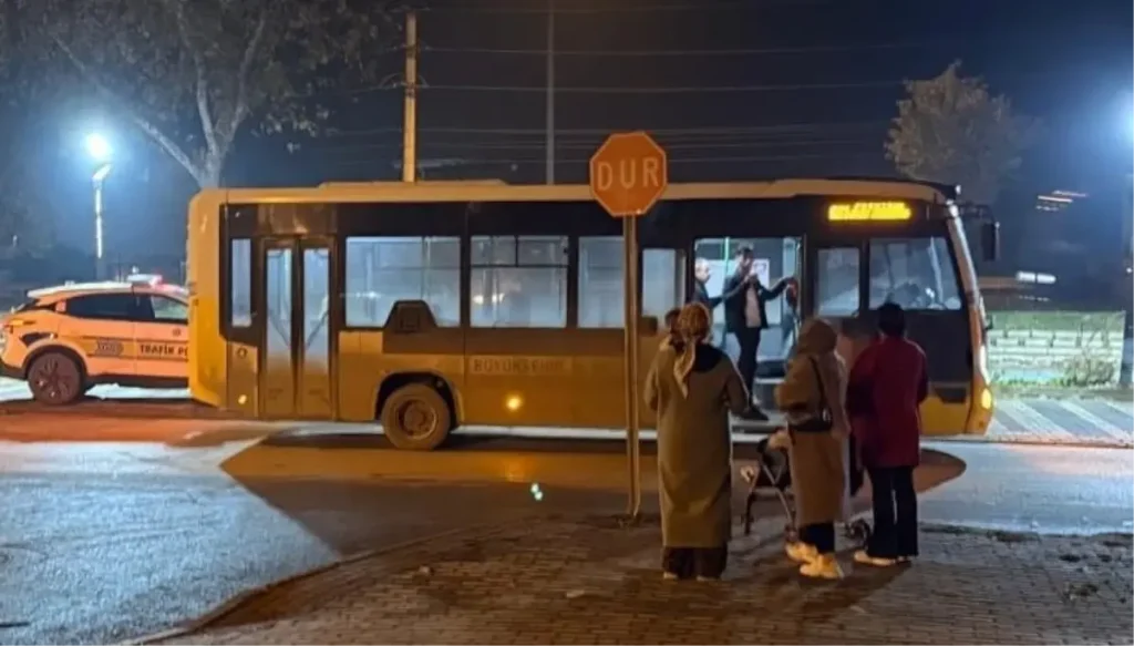 Gece Yolun Karşısına Geçerken Otobüsün Çarpması Sonucu Ağır Yaralandı