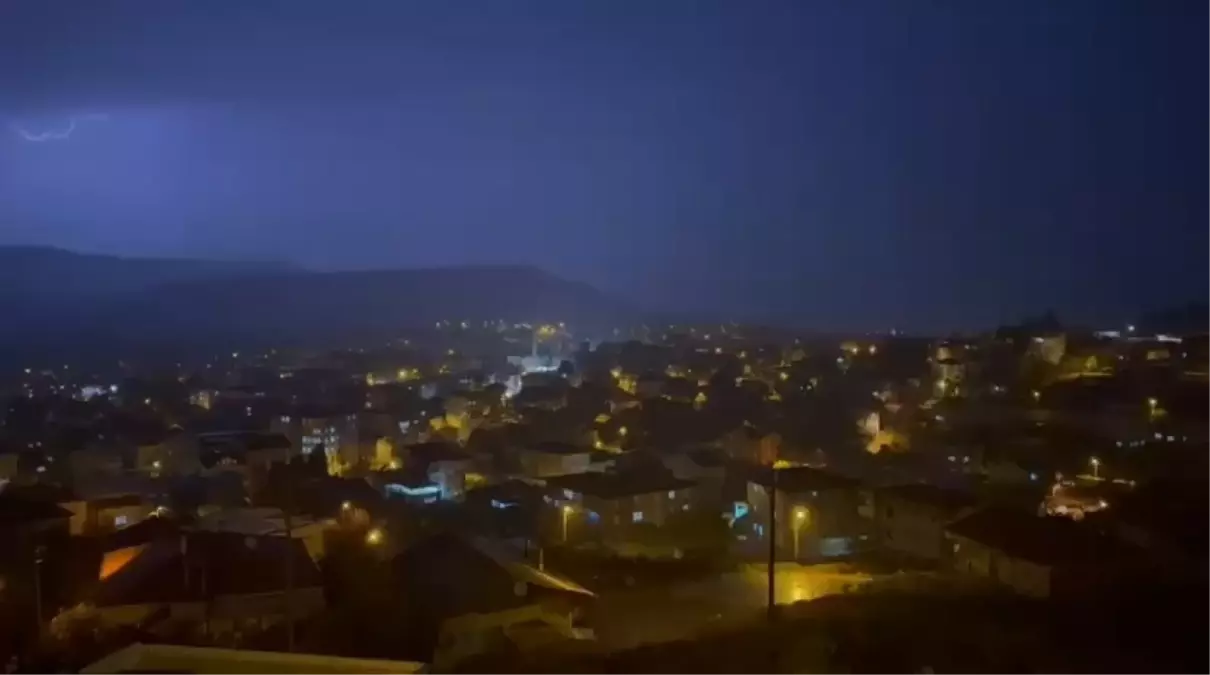 Bursa’da Şimşekler Geceyi Aydınlattı