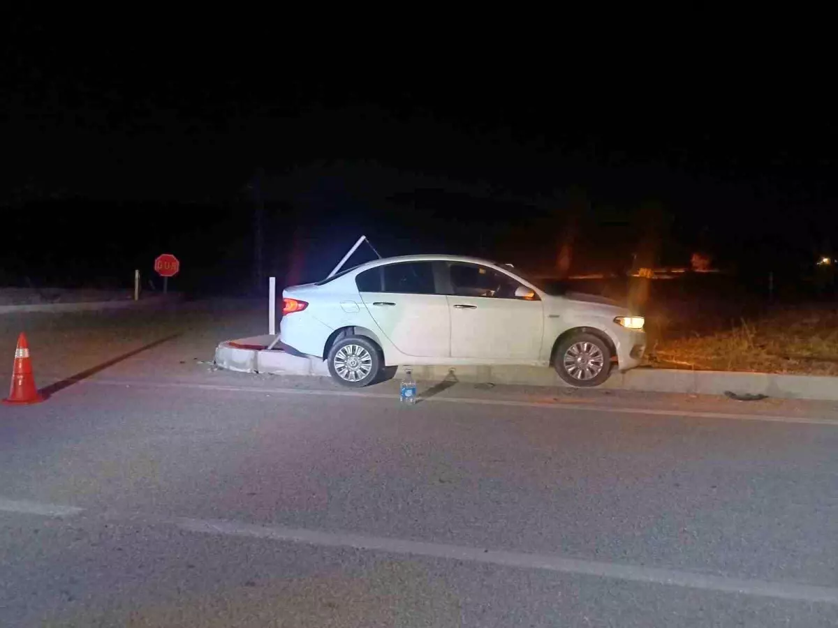 Çorum’da Otomobil Refuje Çarptı: 3 Kişi Hafif Yaralandı