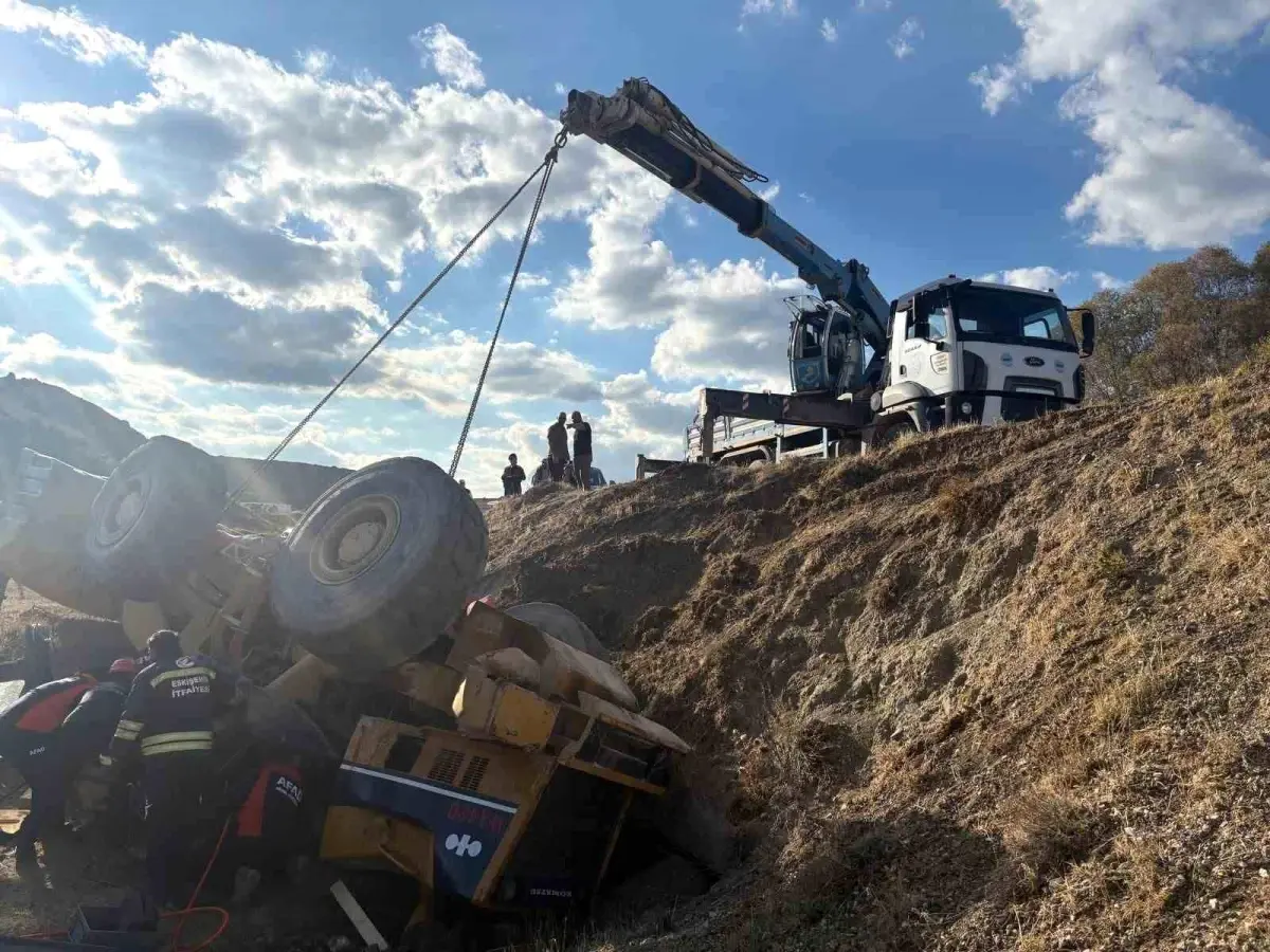 Maden Ocağında İş Makinesi Devrildi: Operatör Kurtarıldı