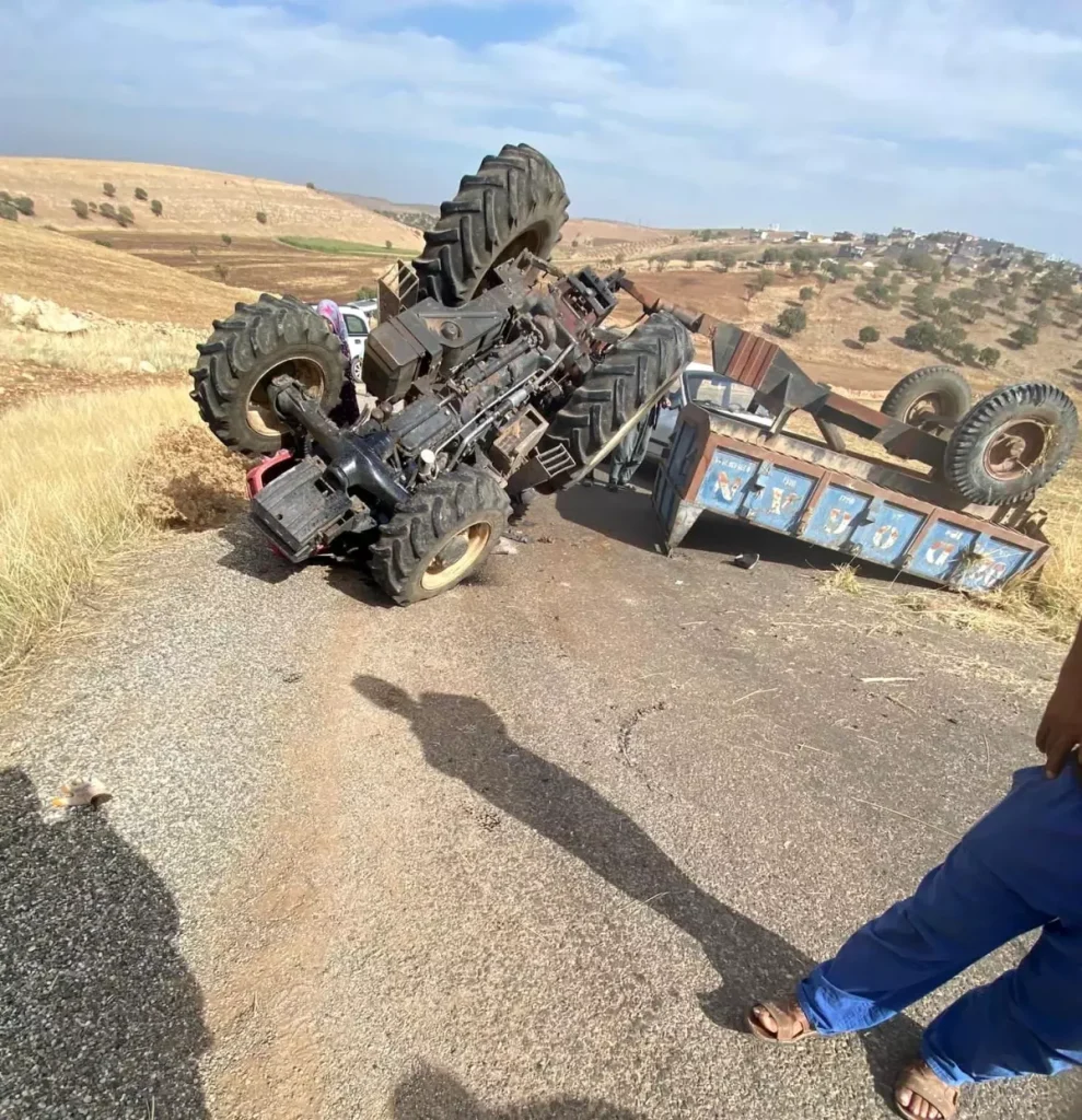 Traktör Devrildi: 1 Ağır 3 Kişi Yaralandı