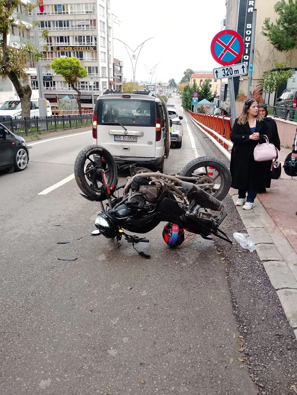 Genç Sürücü Dolmuşa Çarpıp Yaralandı