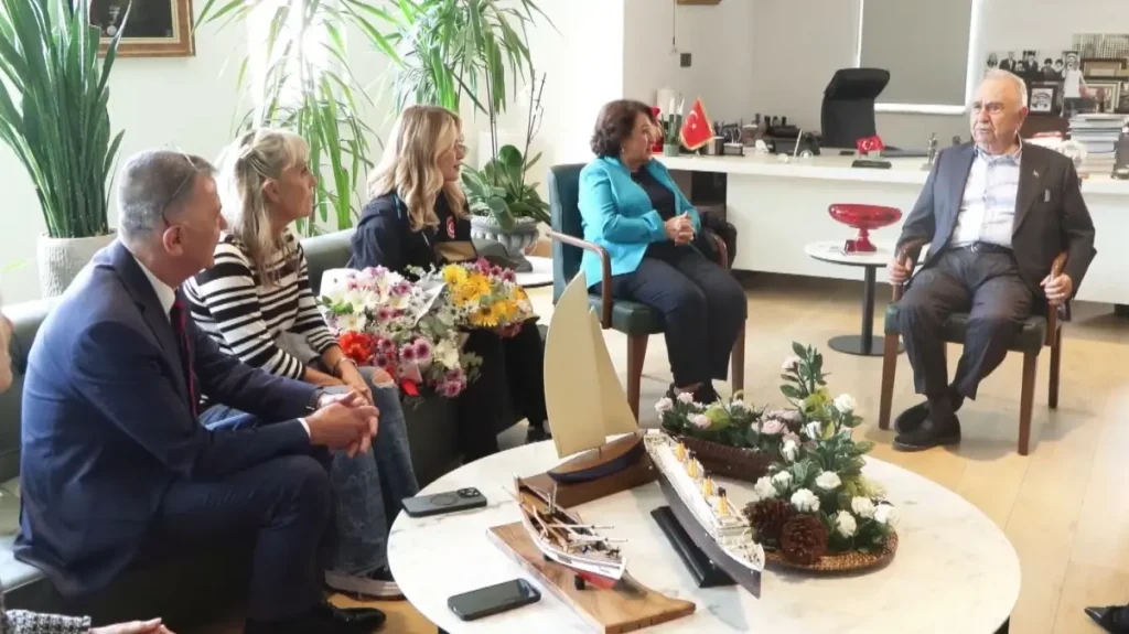 Milli Yüzücü Defne Kurt, Üniversiteye Dönüşünde Coşkuyla Karşılandı