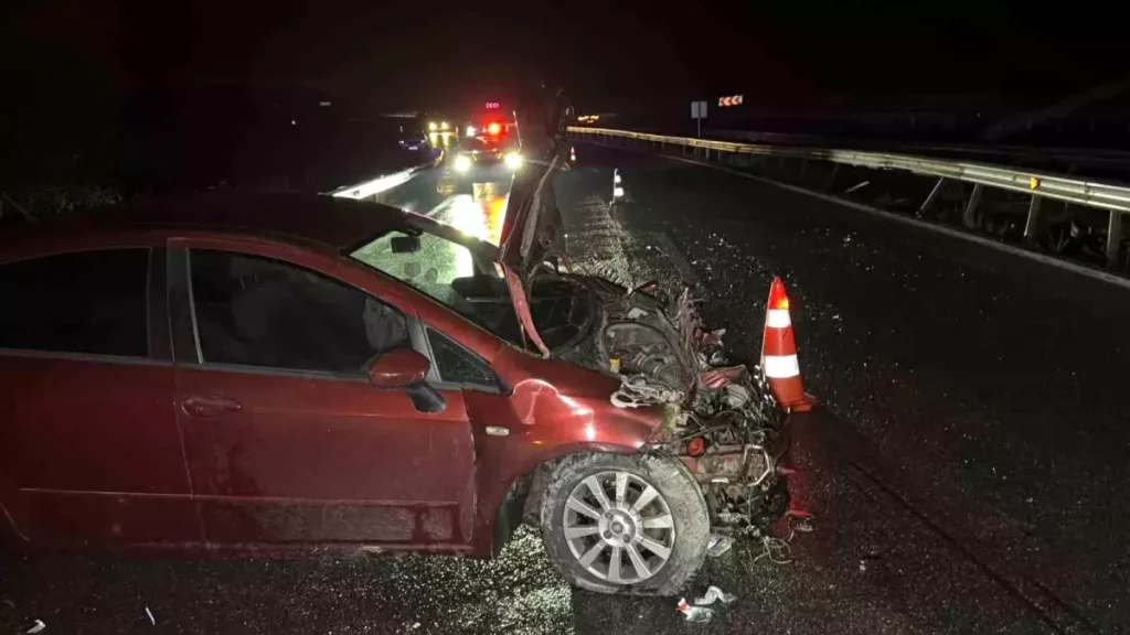 Düzce’de Yağmur Nedeniyle Otomobil Bariyerlere Çarptı