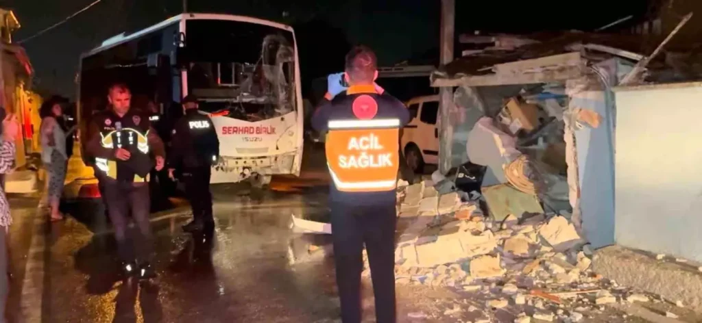 Alkollü Sürücü Minibüsle Eve Çarptı