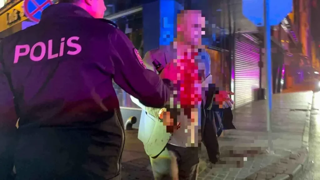 Baba ve Oğlu Gece Kulübünde Darp Edildi