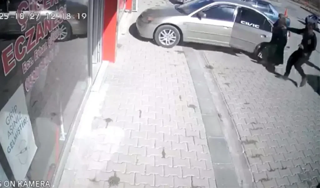 Kontrolsüz Araç Eczaneye Daldı