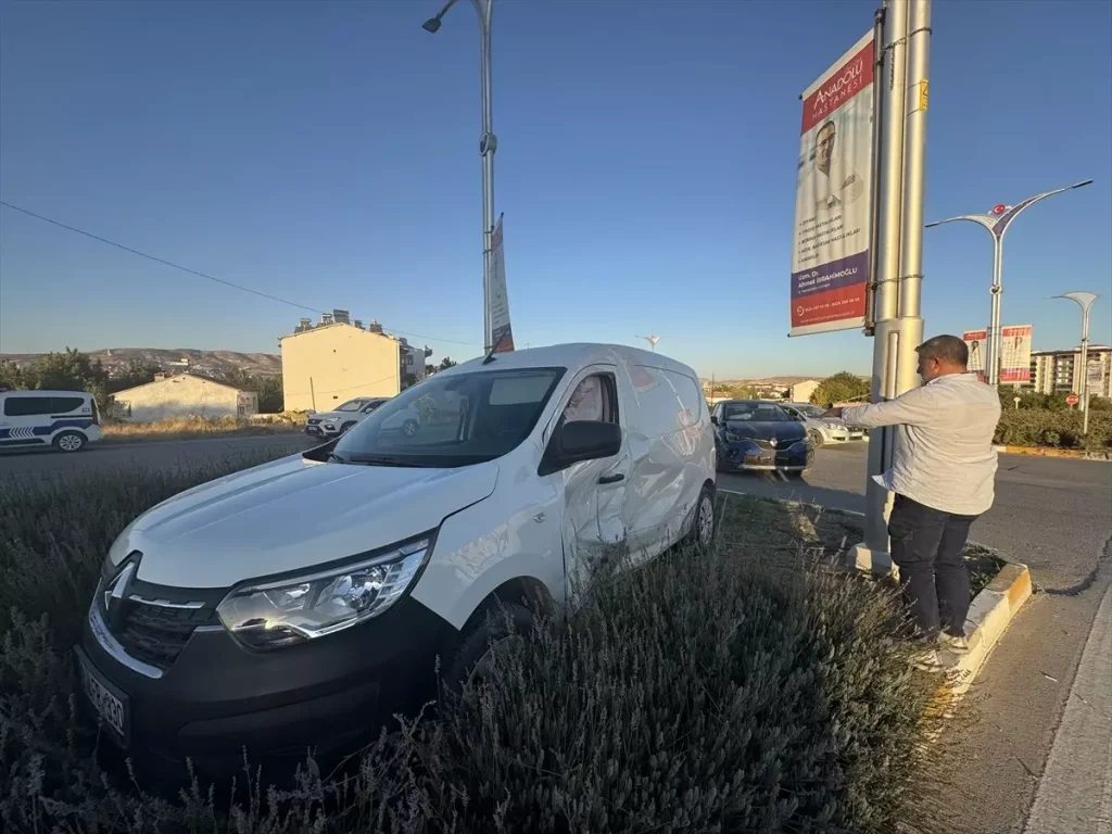 Elazığ’da Otomobil ile Hafif Ticari Araç Çarpıştı: 3 Yaralı