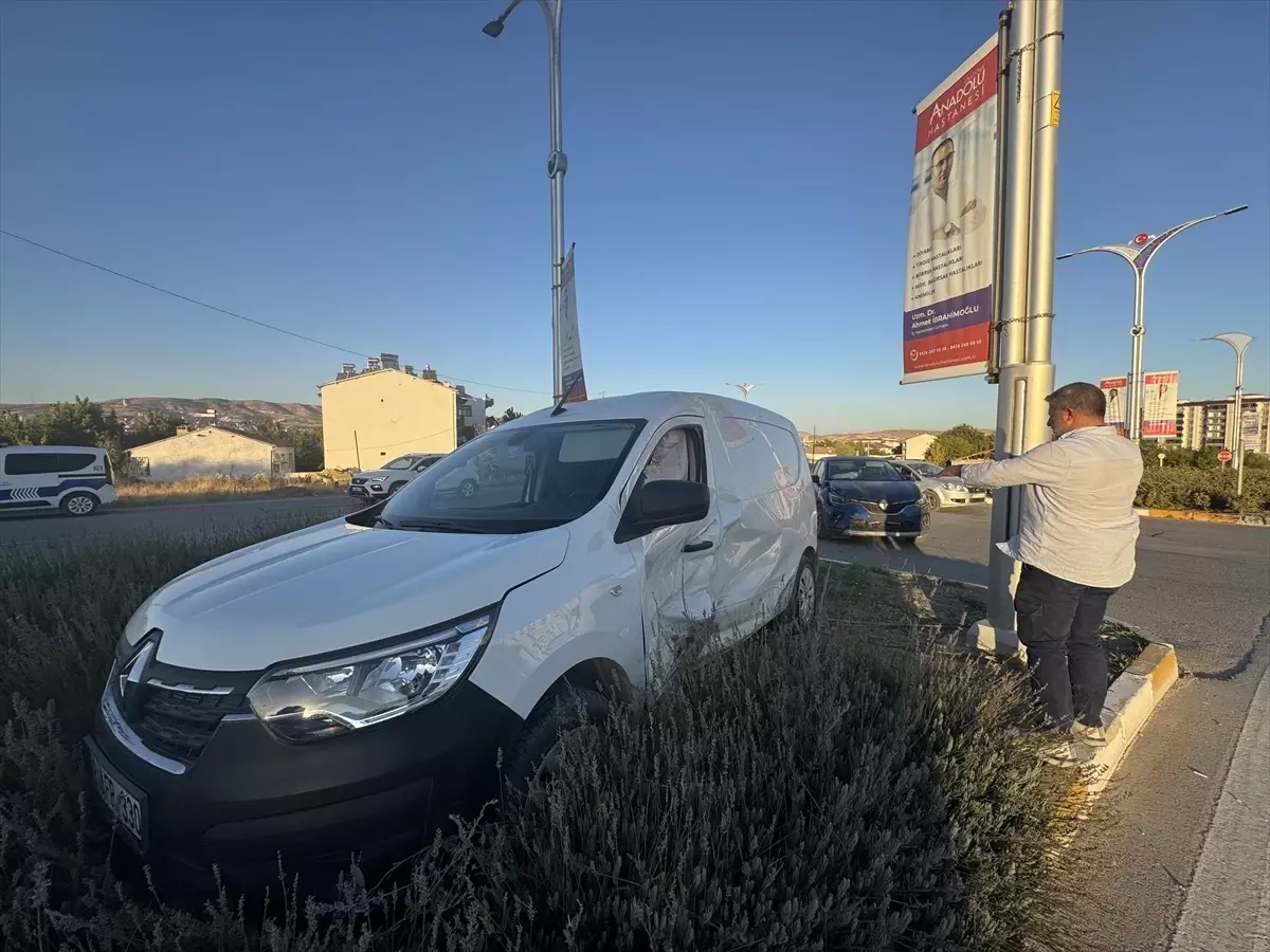 Elazığ’da Otomobil ile Hafif Ticari Araç Çarpıştı: 3 Yaralı