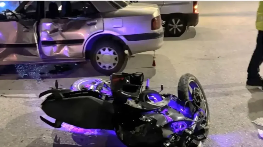 Kütahya’da Motosiklet Otomobile Çarptı: 2 Yaralı