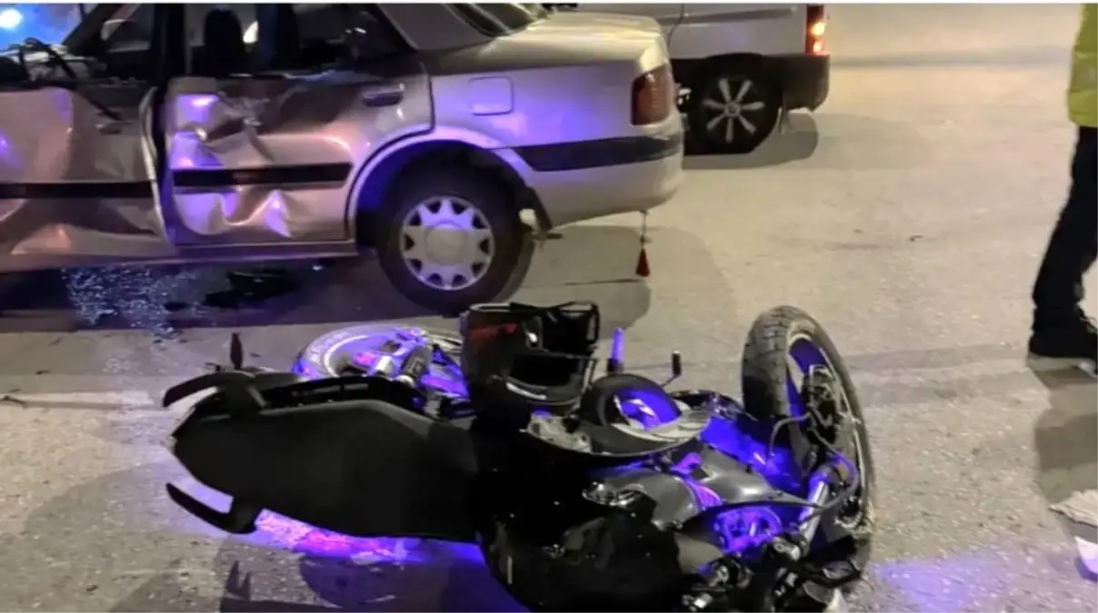 Kütahya’da Motosiklet Otomobile Çarptı: 2 Yaralı