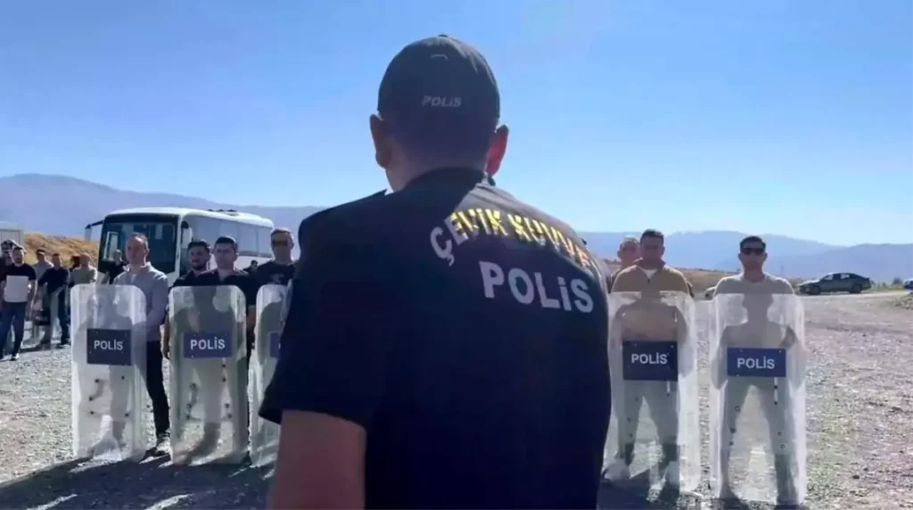 Çevik Kuvvet Polislerinden Gerçeği Aratmayan Eğitim Tatbikatı