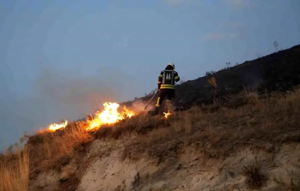 Erzurum’da Havai Fişek Yangına Neden Oldu